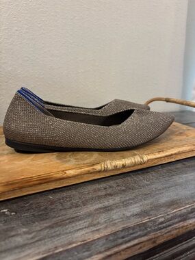 Rothys Silver Metallic Points II like new! Size 7 women’s